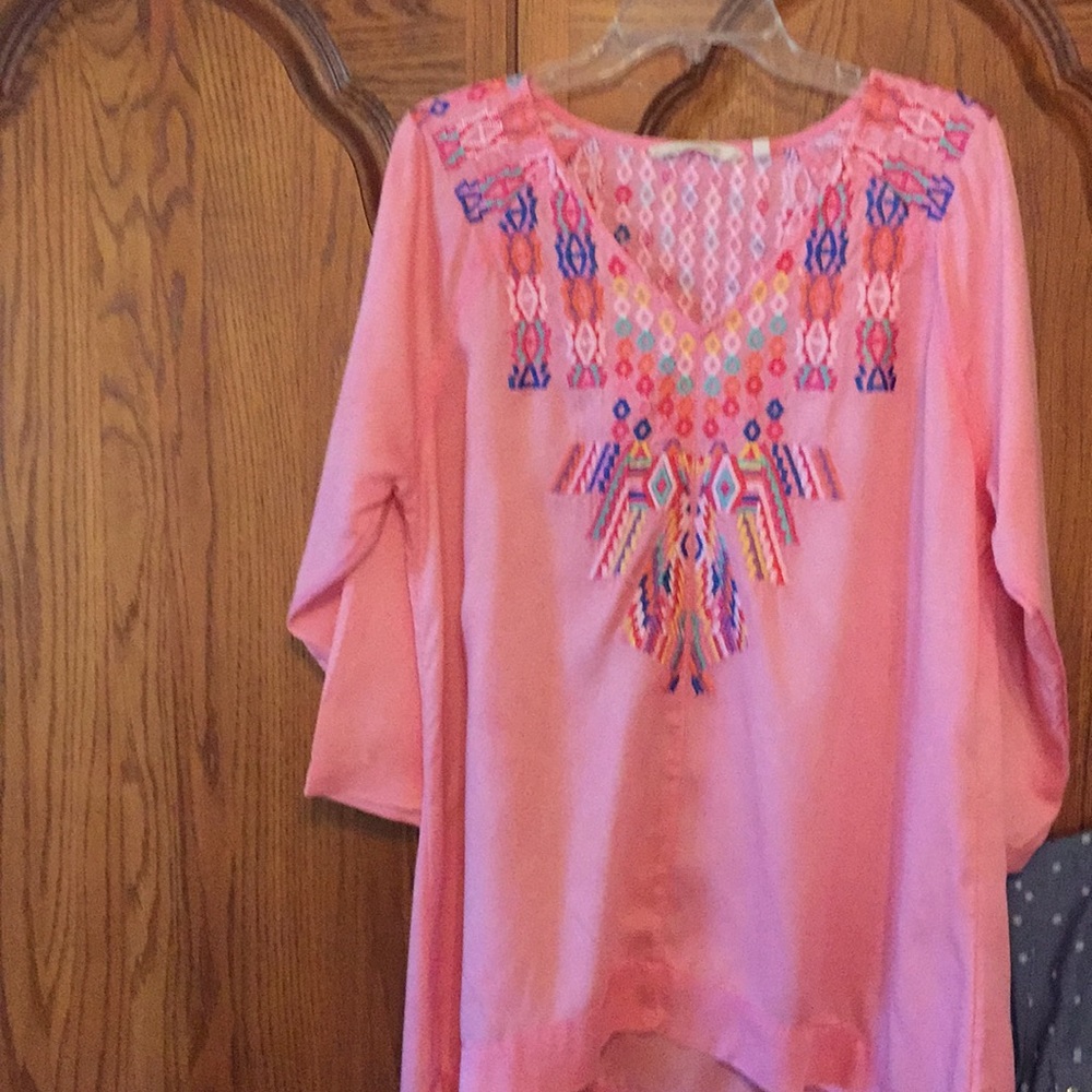 Soft surrounding tunic with embroidery